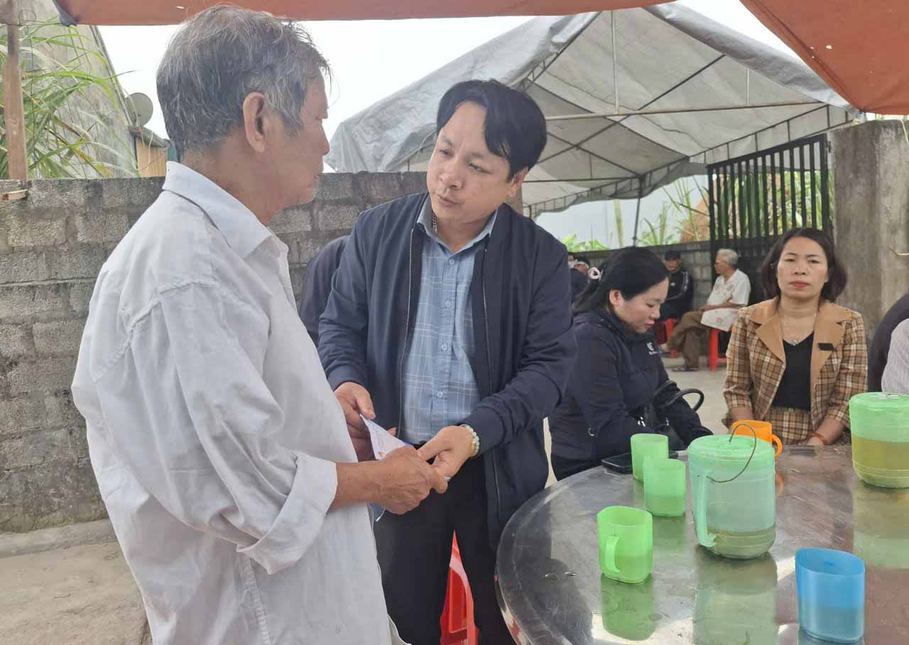 Lãnh đạo xã Hồng Lộc đến thăm hỏi, chia buồn với đại diện gia đình có 3 người tử vong nghi do ngộ độc khí CO. Ảnh: Trần Tuấn.