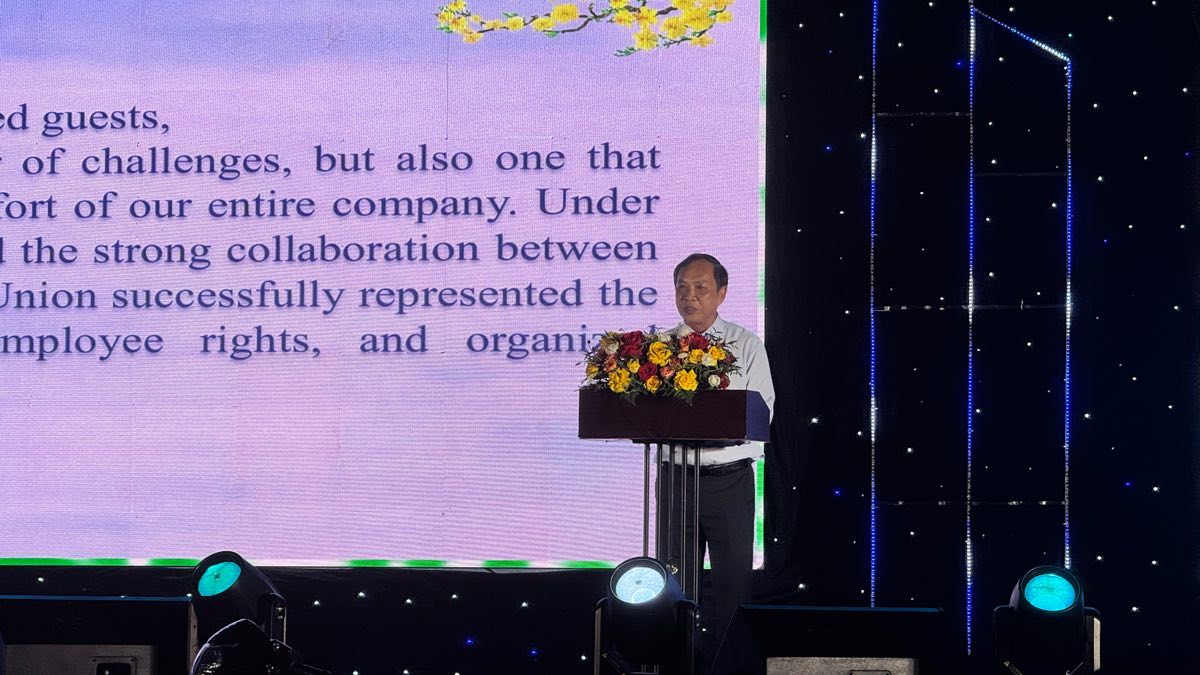 Ông Lê Văn Hiền - Chủ tịch Công đoàn cơ sở Công ty TNHH Hải Nam chúc Tết, động viên đoàn viên, công nhân lao động. Ảnh: Duy Tuấn 