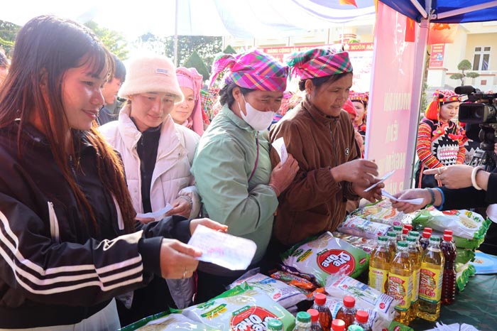 Dien Bien Provincial Labor Federation organizes "0-dong booth" in Sin Thau border commune. Photo: Giang Nam