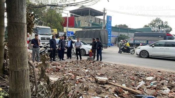 Race" to clear ground, expand Linh Nam road ahead of schedule. Photo: Kim Thoa