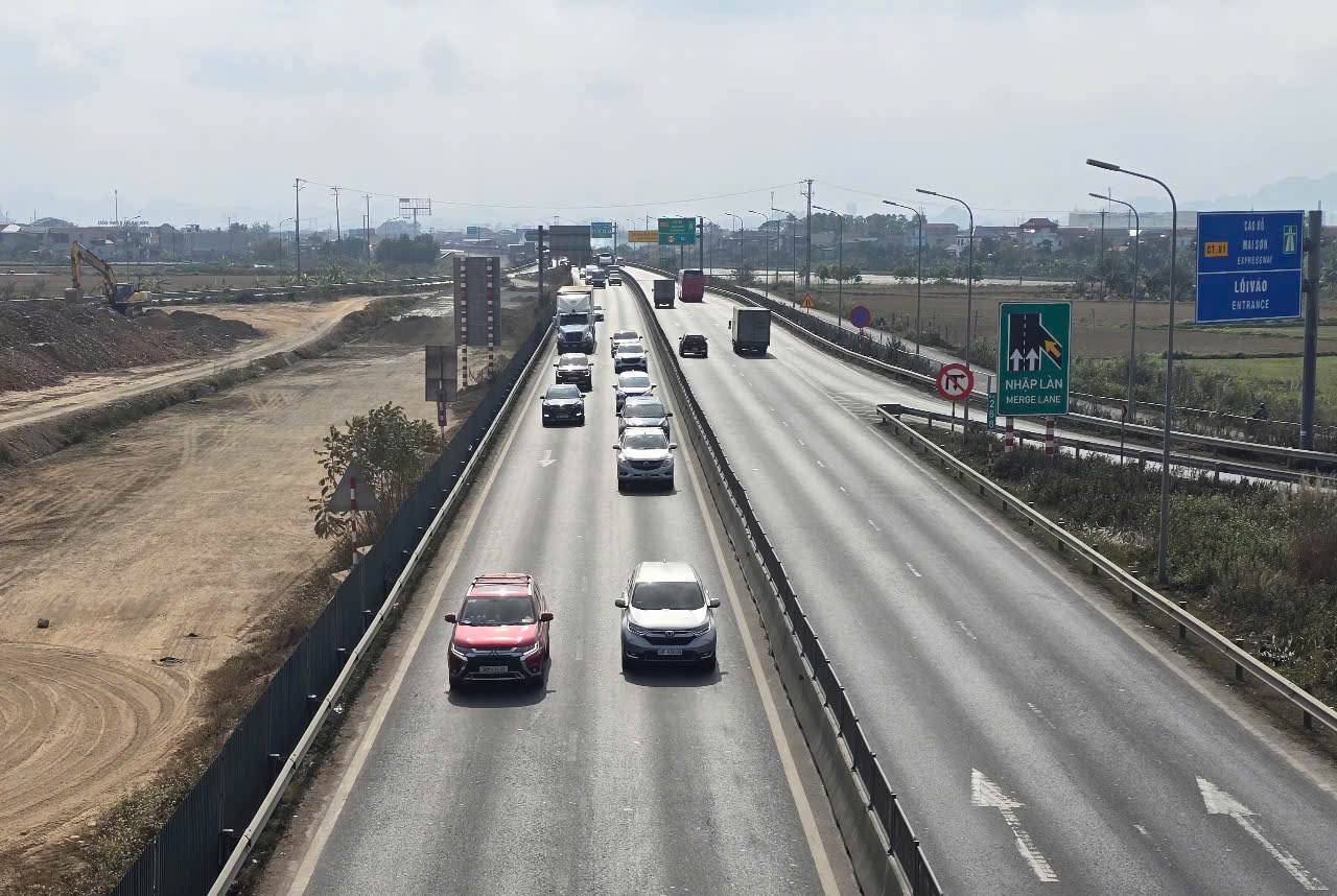 The Cao Bo - Mai Son expressway phase I has been put into operation since the beginning of 2022 and is being invested in expanding to 6 complete lanes. Photo: Nguyen Truong