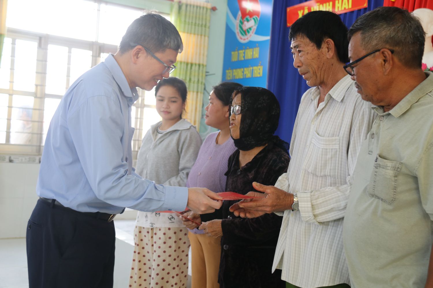 Niềm vui của bà con xã Vĩnh Hải khi nhận món quà Tết ý nghĩa trước thềm năm mới. Ảnh: Phương Linh