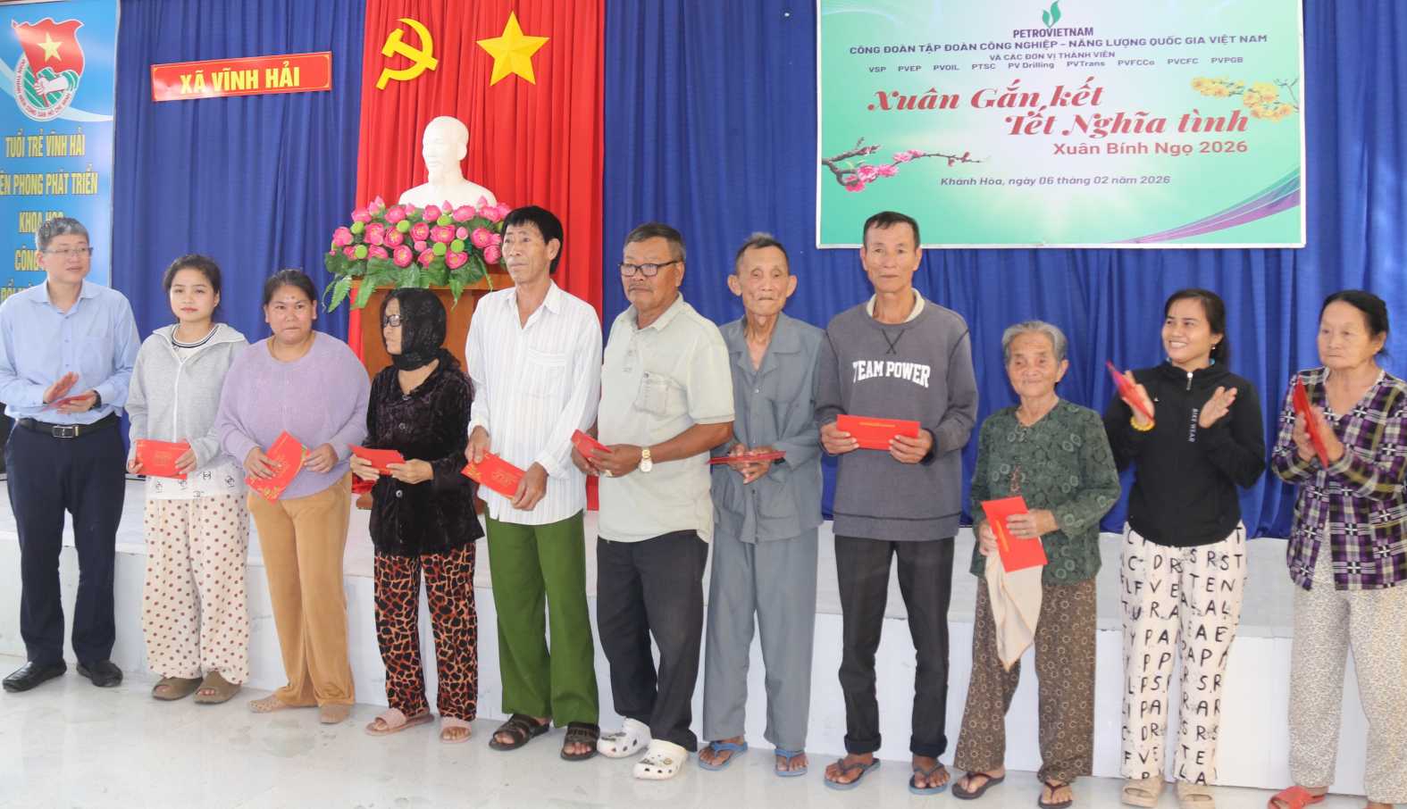 300 suất quà Xuân gắn kết - Tết nghĩa tình đã được Petrovietnam trao cho các gia đình hộ nghèo, đặc biệt khó khăn tại xã Vĩnh Hải. Ảnh: Phương Linh