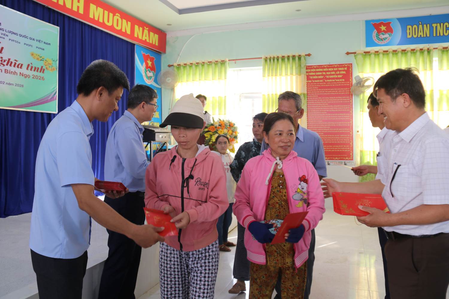 Đại diện Ủy ban MTTQ Việt Nam tỉnh Khánh Hòa, lãnh đạo địa phương và Petrovietnam cùng trao quà Tết cho bà con khó khăn trên địa bàn. Ảnh: Phương Linh