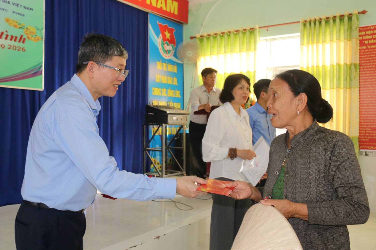Mr. Nguyen Thanh Binh - Deputy Head of Ninh Thuan 2 Nuclear Power Plant Project presents Tet gifts of "Spring of Connection, Tet of Affection" to people in difficult circumstances in Vinh Hai commune. Photo: Phuong Linh