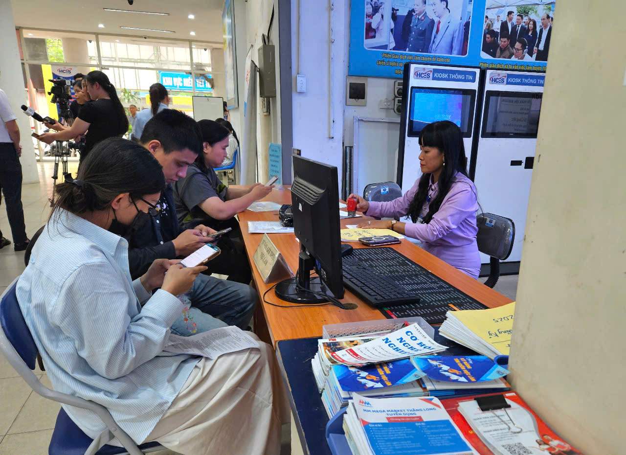 Workers carry out procedures to receive unemployment insurance benefits at the Hanoi Employment Service Center. Photo: Quynh Chi