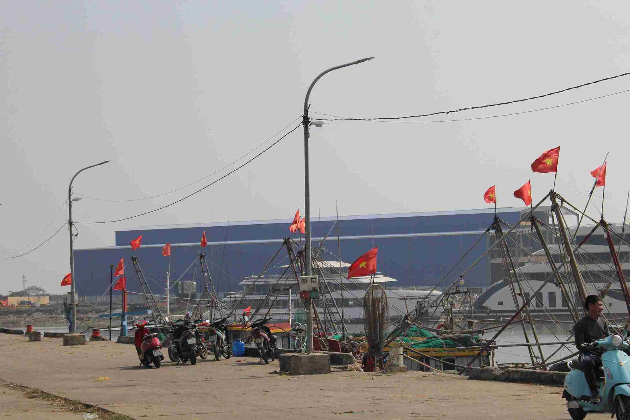 Tàu cá ngư dân xã Thái Thụy lặng lẽ cập bến cảng Tân Sơn sau chuyến biển cuối năm.