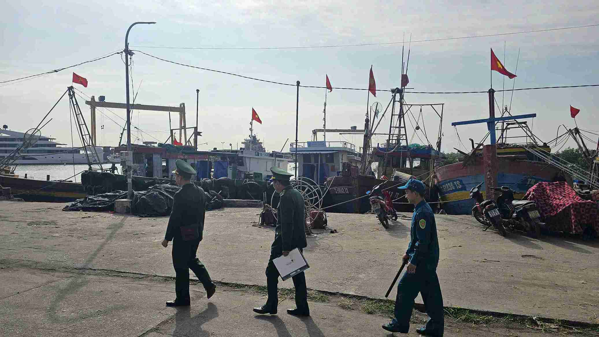 Bộ đội Biên phòng Cửa khẩu cảng Diêm Điền kiểm tra, hướng dẫn tàu thuyền neo đậu an toàn.