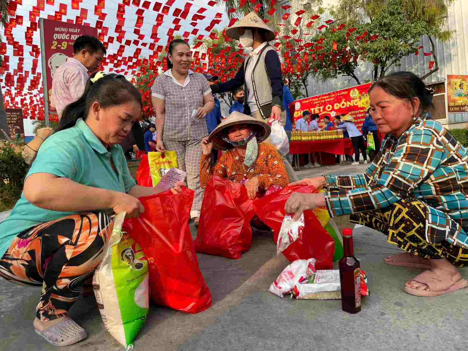 Công ty tặng phiếu mua hàng 0 đồng cho người lao động khó khăn. Ảnh: Đình Trọng