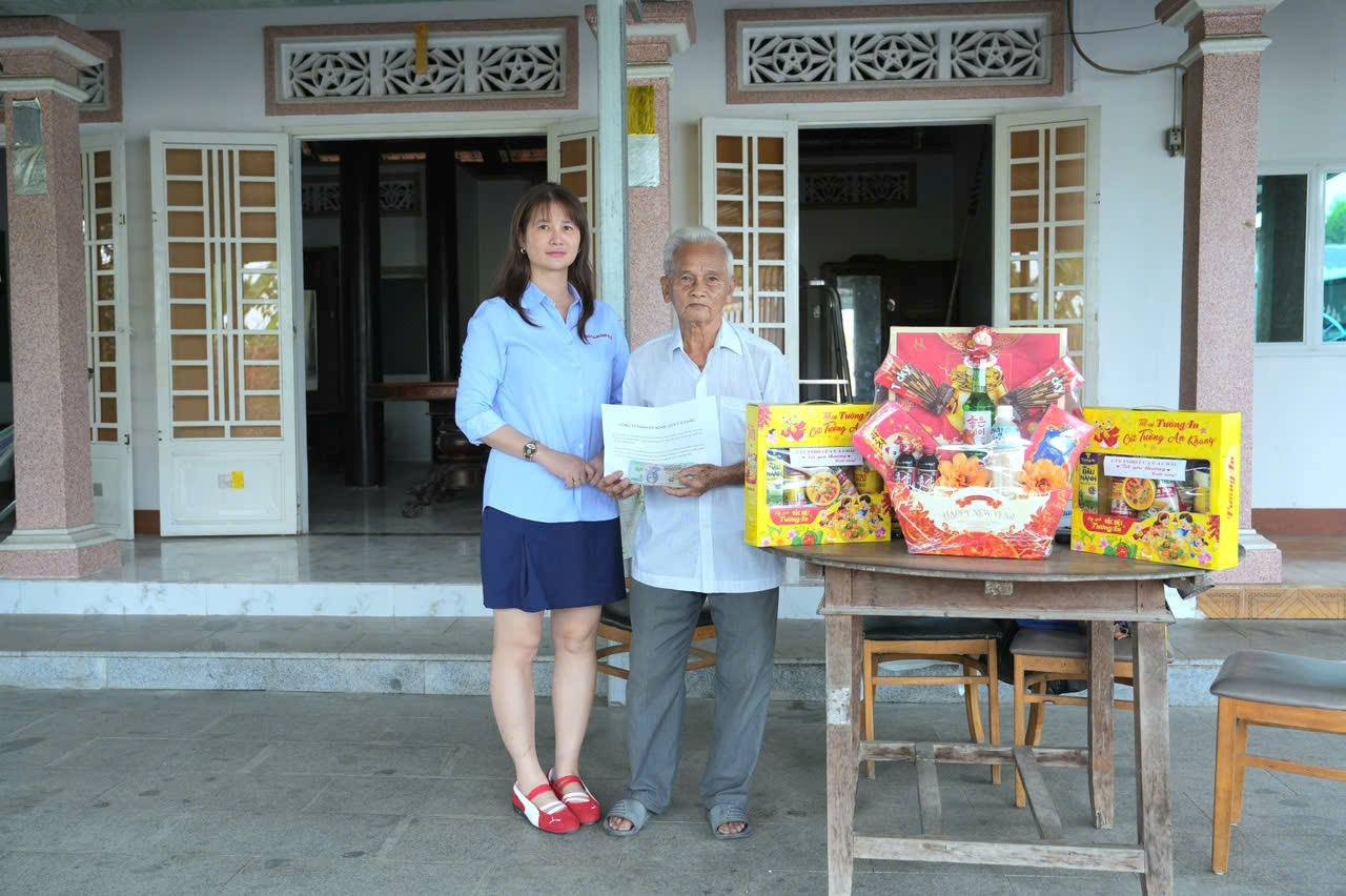 The grassroots trade union of Ky Nghe Cua Y A Chau Co., Ltd. provides support to Nguyen Minh Long's family. Photo: Grassroots Trade Union provided