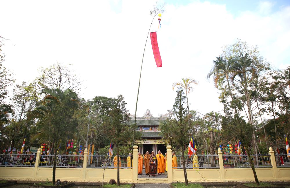 Cây nêu được dựng lên ở Tổ đình Sắc Tứ Tịnh Quang. Ảnh: Hưng Thơ