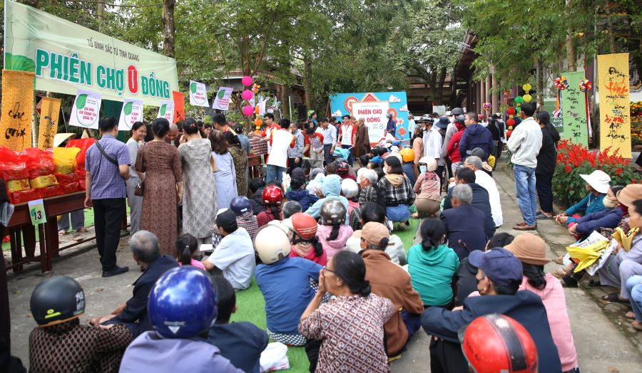 Người dân tham gia phiên chợ 0 đồng. Ảnh: Hưng Thơ
