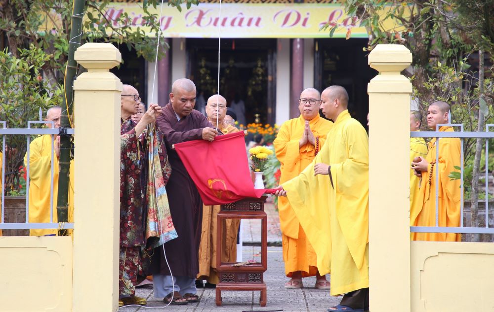 Before the 0-dong market took place, there was a ceremony to erect the Neu tree at Sac Tu Tinh Quang Ancestral Temple. Photo: Hung Tho