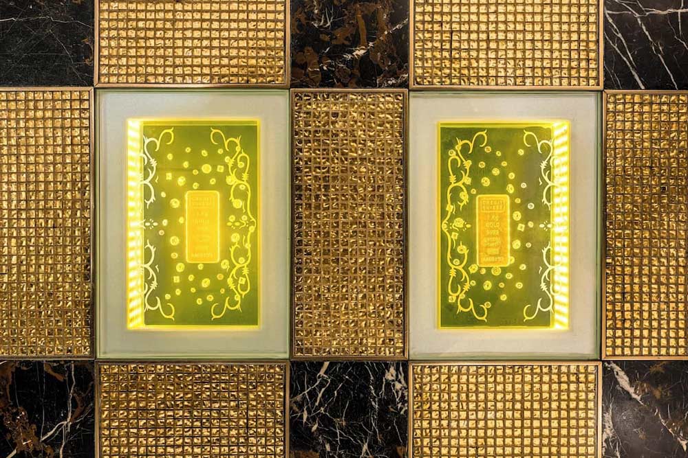 Cận cảnh thỏi vàng trang trí ở sảnh khách sạn. Ảnh: Emperor Hotel