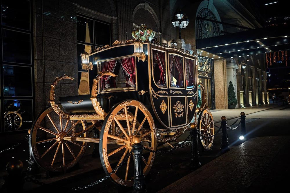 Cỗ xe ngựa dát vàng bên ngoài khách sạn. Ảnh: Khách sạn Grand Emperor