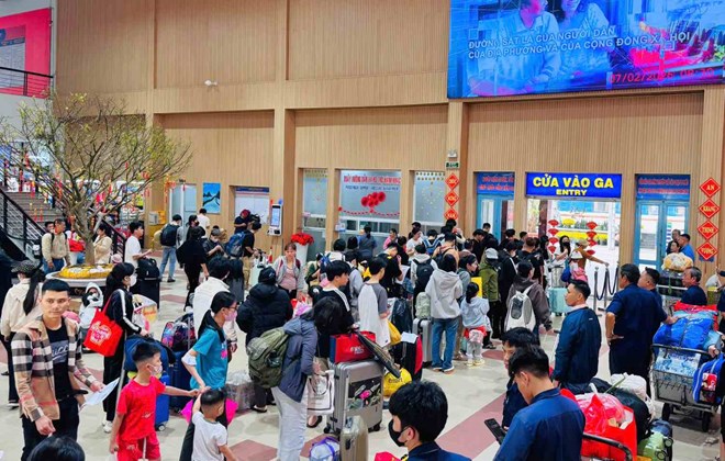 Passengers waiting to board trains to return home for Tet at Saigon station. Photo: Anh Tuan