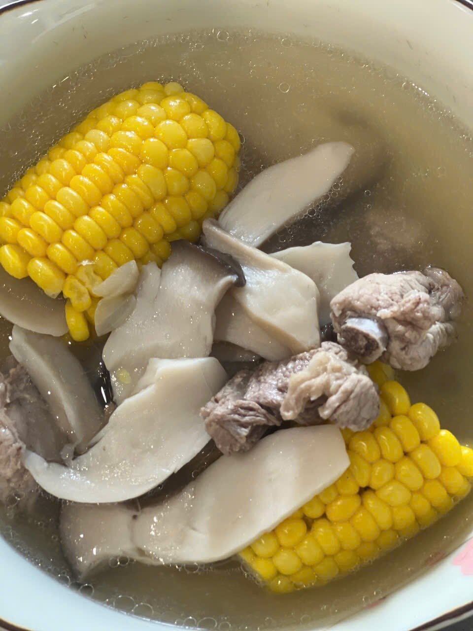 Bone broth soup can cause blood sugar to rise rapidly. Photo: Quang Minh.