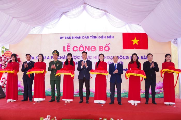 Delegates perform the ribbon-cutting ceremony to announce A Pa Chai Border Gate to be used for trading and exchanging goods across the border. Photo: Anh Dung