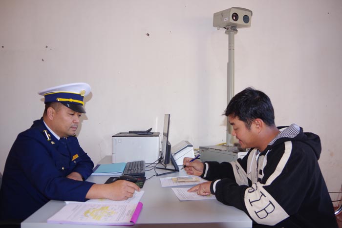 Các đơn vị làm thủ tục thông quan tại cửa khẩu. Ảnh: Anh Dũng