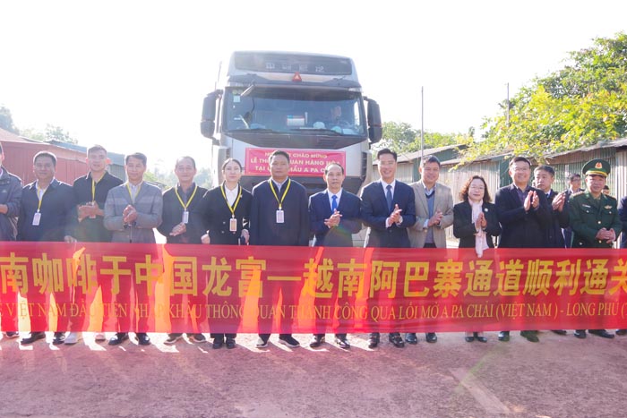 Các đại biểu tỉnh Điện Biên và đại biểu huyện Giang Thành, tỉnh Vân Nam, Trung Quốc gặp mặt và chụp ảnh lưu niệm tại cửa khẩu A Pa Chải. Ảnh: Anh Dũng