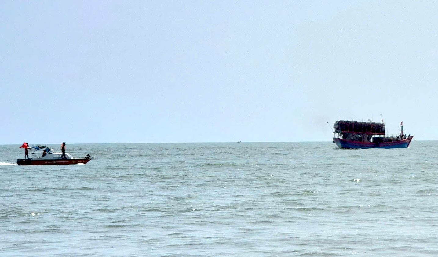 Border Guard forces support stranded fishing boats at the Nhat Le river mouth. Photo: Border Guard