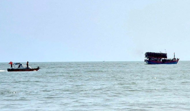 Tàu cá mắc cạn trước cửa sông Nhật Lệ