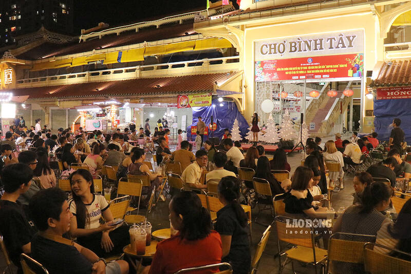 Chợ Bình Tây đón tiếp các bạn trẻ và các gia đình vào ban đêm. Ảnh: Yến Nhi