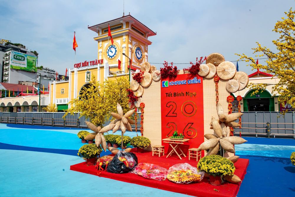 Chợ Bến Thành được sơn mới, không gian trước chợ cũng được chỉnh trang. Ảnh: Tú Bảo