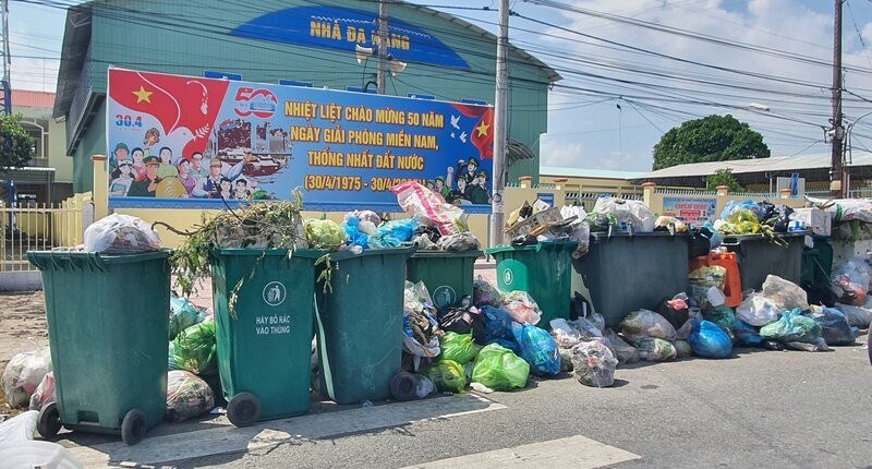 Rác thải sinh hoạt vẫn vương vãi xung quanh nơi tập kết rác tại khu vực Bạc Liêu. Ảnh: Nhật Hồ