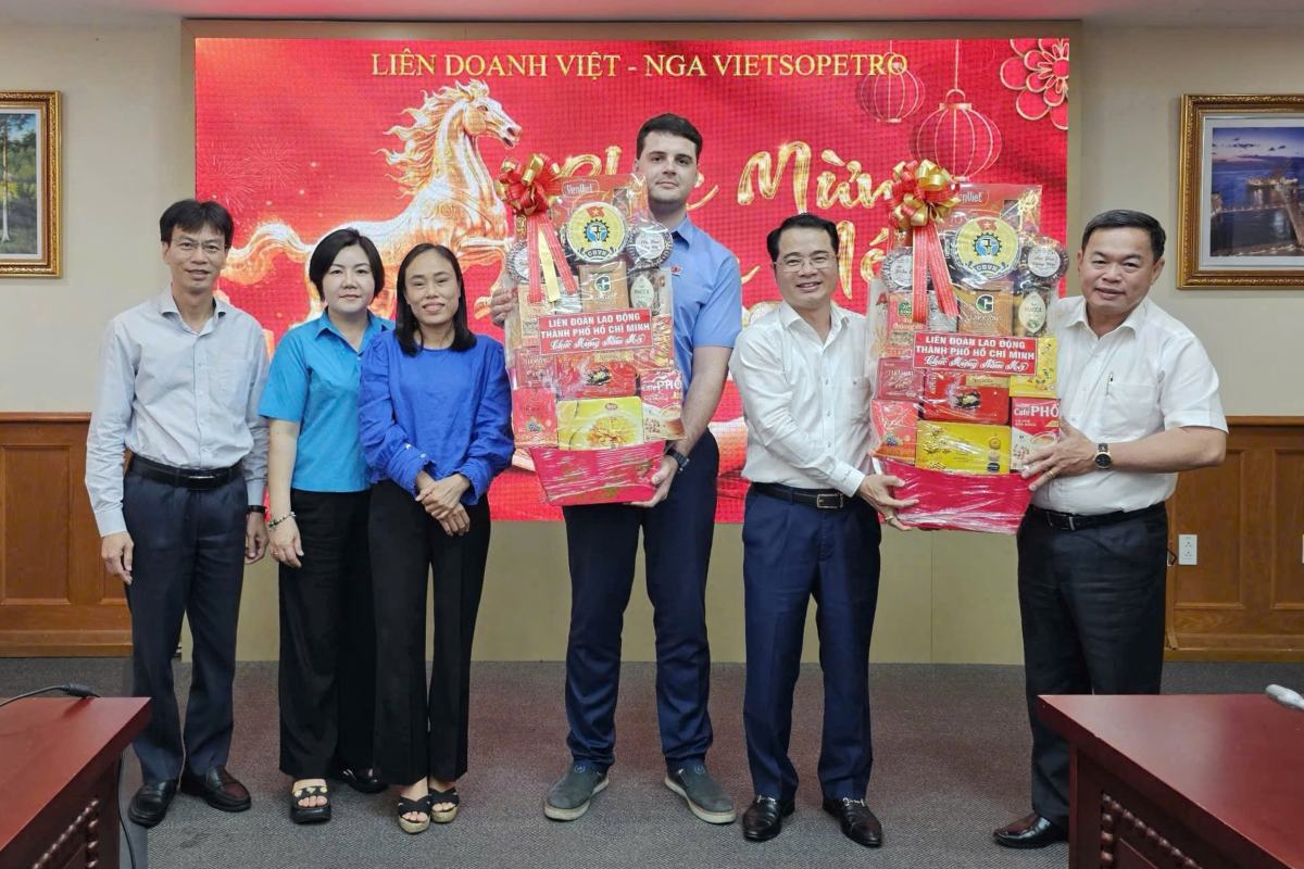 Ho Chi Minh City Labor Federation visits and wishes Tet at Vietsovpetro Vietnam - Russia Joint Venture. Photo: Labor Federation
