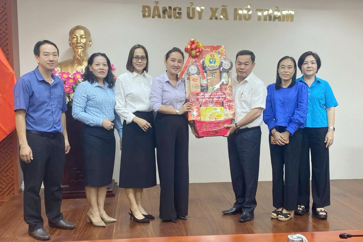 LĐLĐ TPHCM thăm chúc Tết tại Ủy ban Mặt trận Tổ quốc Việt Nam xã Hồ Tràm. Ảnh: LĐLĐ