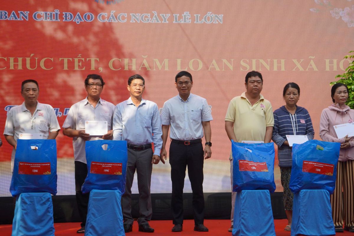 0-dong booths bring warm Tet to Ho Chi Minh City residents