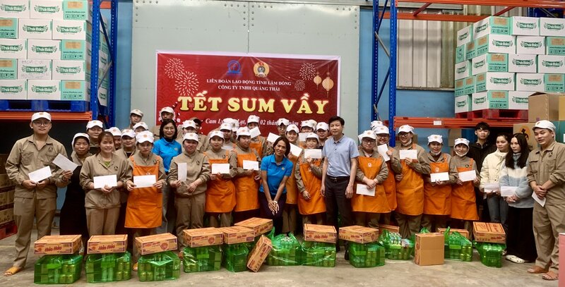 The Trade Union and the Board of Directors of Quang Thai Co., Ltd. presented meaningful Tet gifts to 350 union members and employees at the company. Photo: Duc Lam