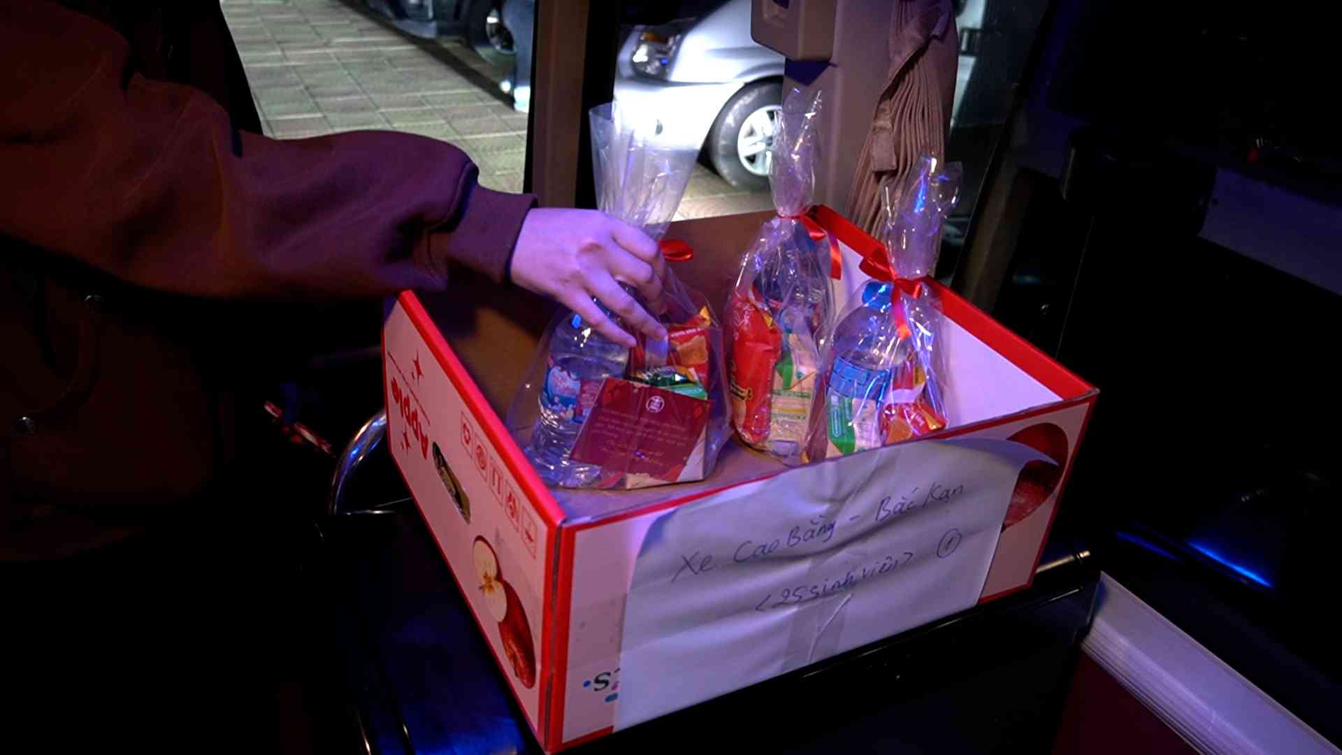 Nhà trường đã chuẩn bị phần ăn sáng nhẹ cho sinh viên do các chuyến xe khởi hành từ sáng sớm, nhằm đảm bảo sức khỏe và tránh để sinh viên phải di chuyển trong tình trạng đói, mệt. Ảnh: Hạnh Thơm