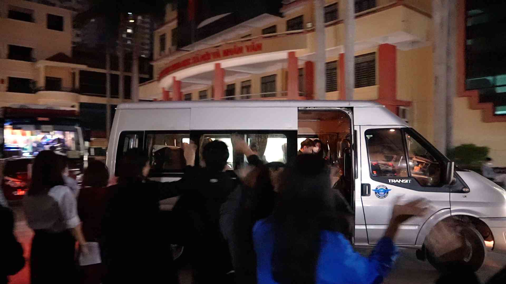 Chuyến xe mang tinh thần nhân văn, sẻ chia ngày Tết. Ảnh: Hạnh Thơm