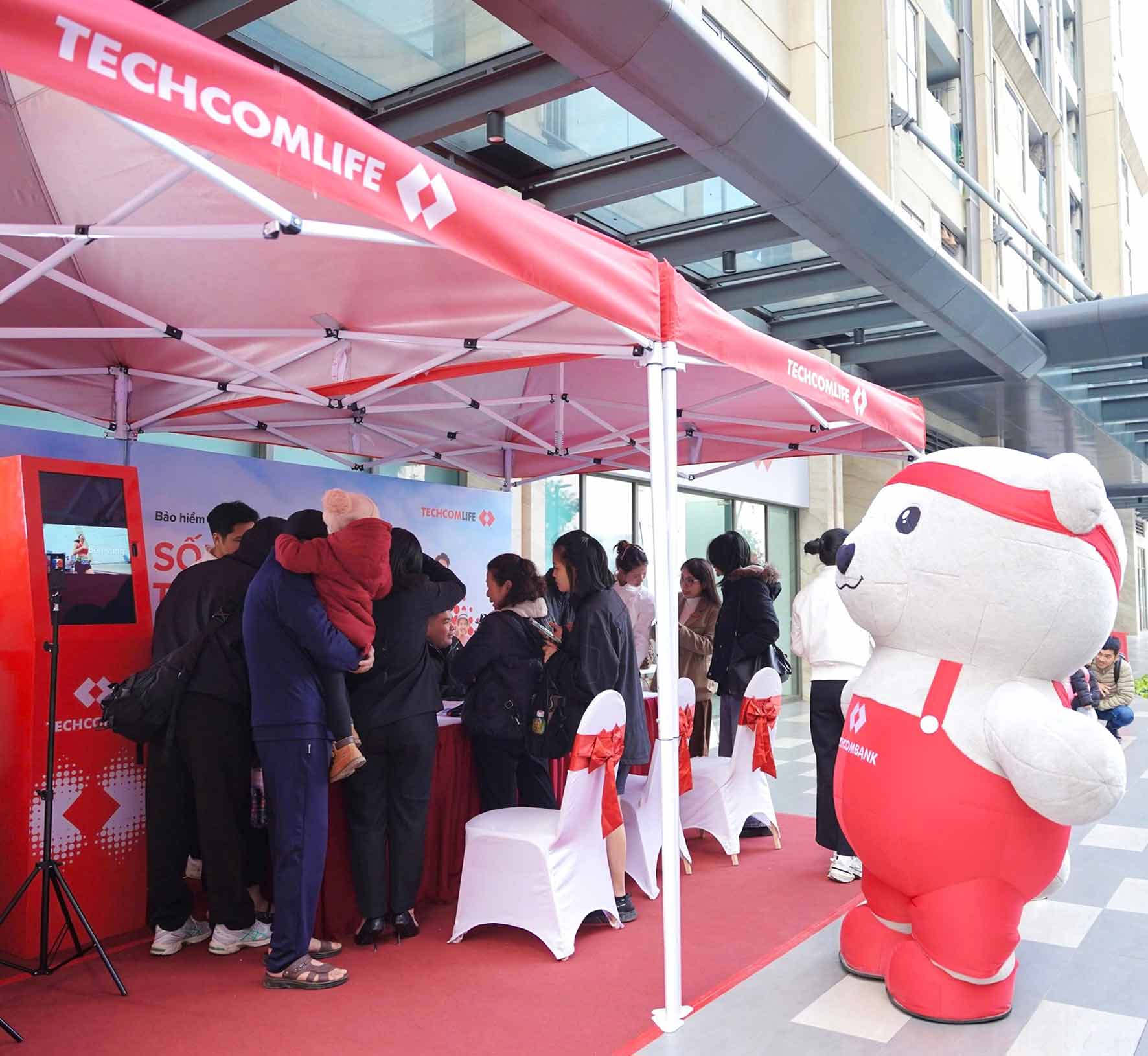 The program is implemented at 8 branches of Techcombank in Hanoi. Photo: Techcom Life