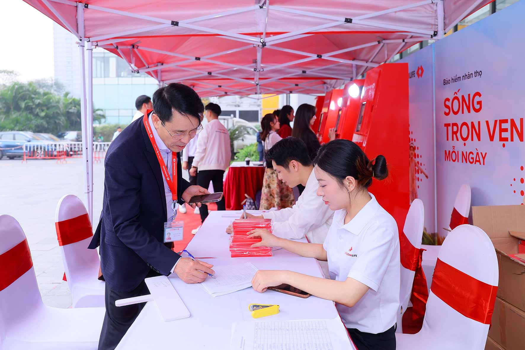 Các khách hàng tham gia trải nghiệm tại sự kiện “Hành trình sống trọn vẹn mỗi ngày“. Ảnh: Techcom Life