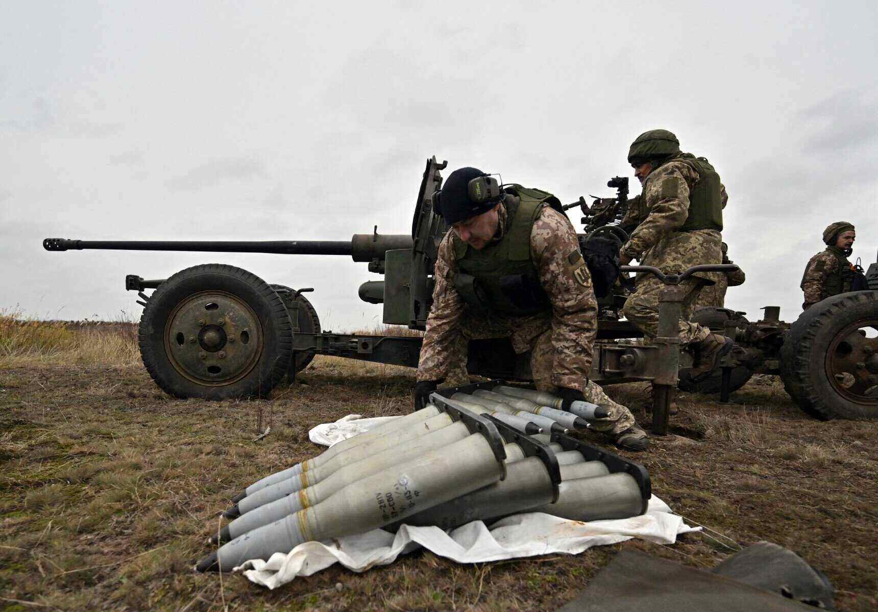 The US military is fining Northrop Grumman and Global Military Products for delaying the delivery of artillery shells to Ukraine. Pictured are Ukrainian soldiers preparing artillery shells in an anti-aircraft drone exercise in the Chernigiv region. Photo: AFP