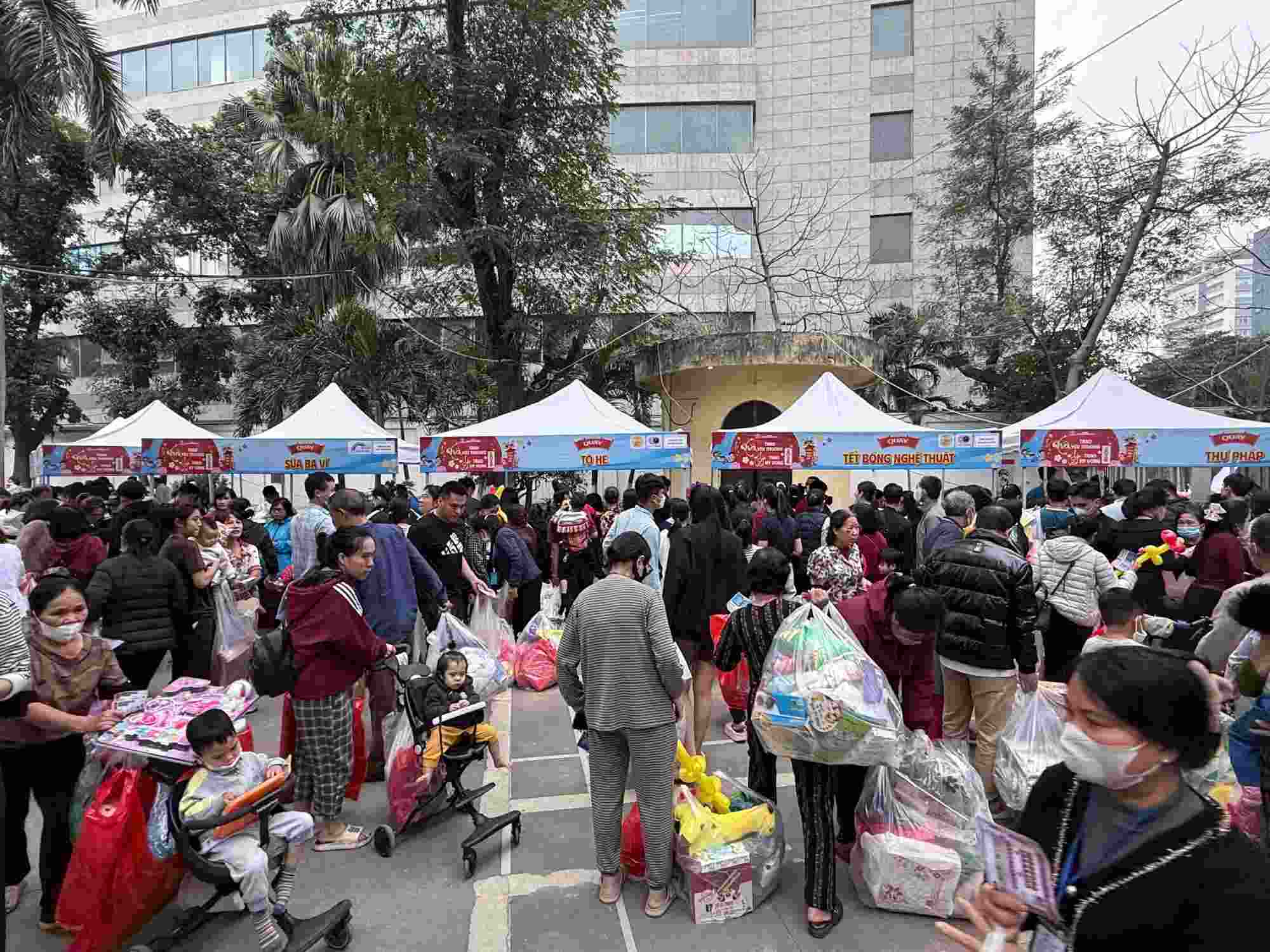 Patients participate in the 0 VND Fair at the National Children's Hospital. Photo: Thai An
