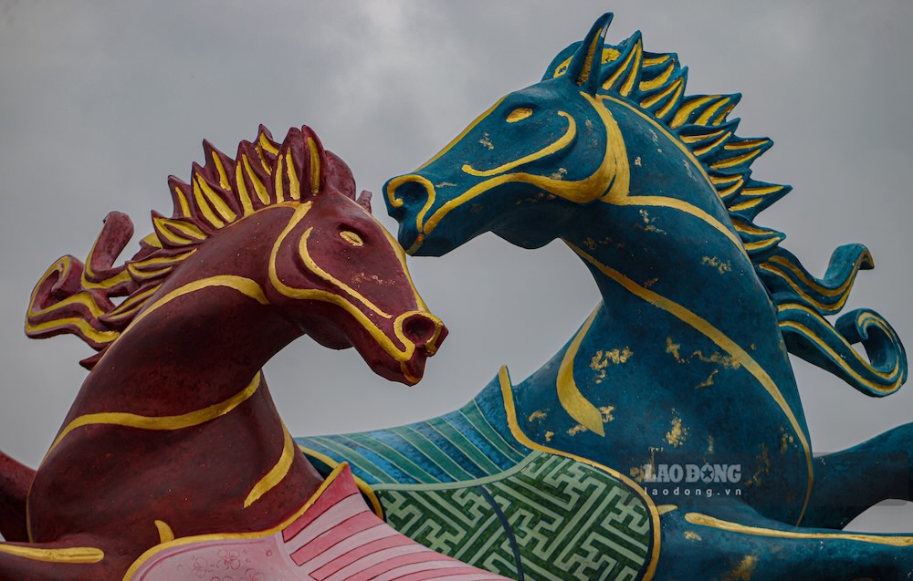 Sự xuất hiện của các linh vật ngựa không chỉ làm bừng sáng cảnh quan đô thị ven sông Hương, mà còn gửi gắm thông điệp về một năm mới mạnh mẽ, bền bỉ và nhiều khát vọng vươn xa. 