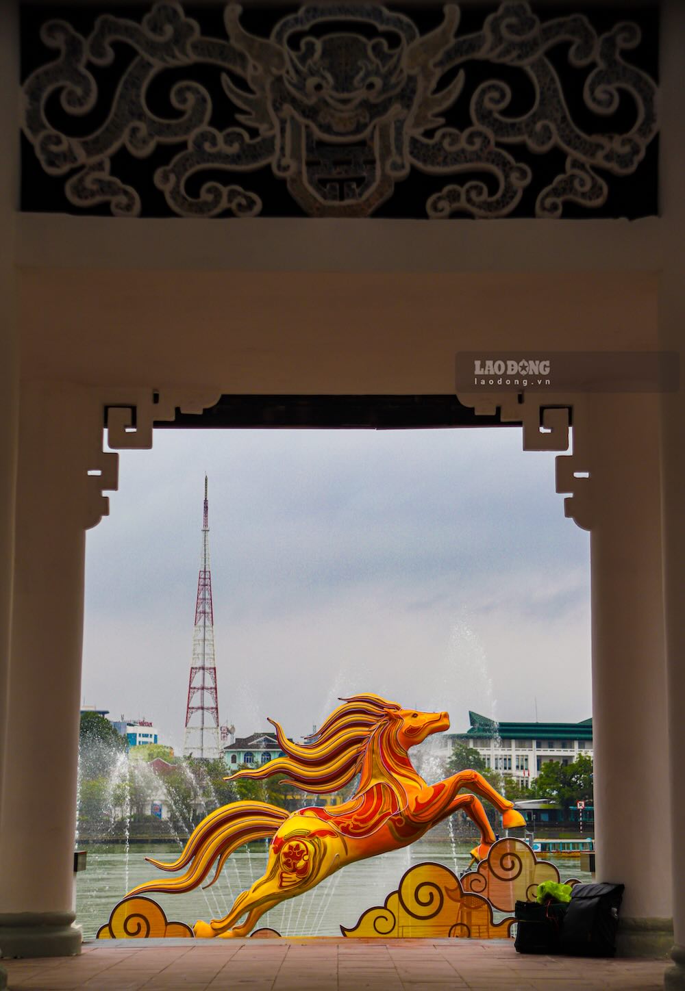 Dáng ngựa mạnh mẽ nhưng mềm mại, bờm và đuôi tạo hình như dòng chảy, hòa quyện với mặt nước sông Hương phía sau.