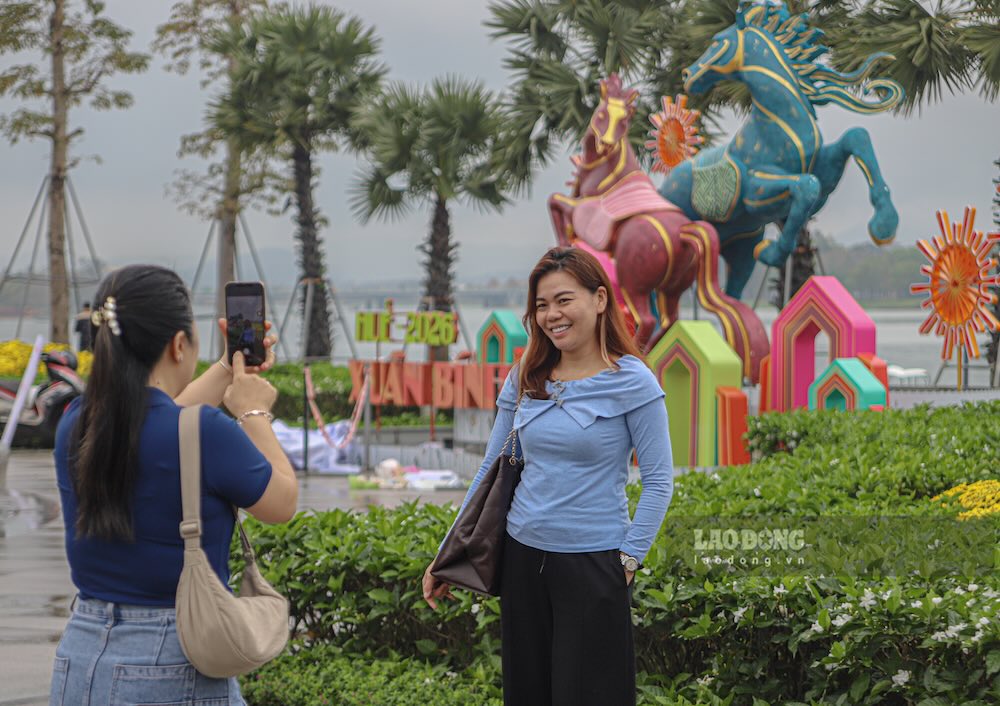 “Những vườn hoa phải nói là rất đẹp, ngựa cũng xứng đáng điểm 10, không khí Tết đã cảm nhận thấy rõ”, chị Ngô Thị Thanh Thủy, người dân TP Huế phấn khởi.