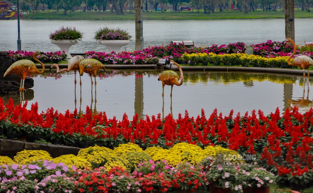 Xung quanh các điểm trưng bày, không gian Tết đang dần hoàn chỉnh với nhiều tiểu cảnh, hoa trang trí rực rỡ. 