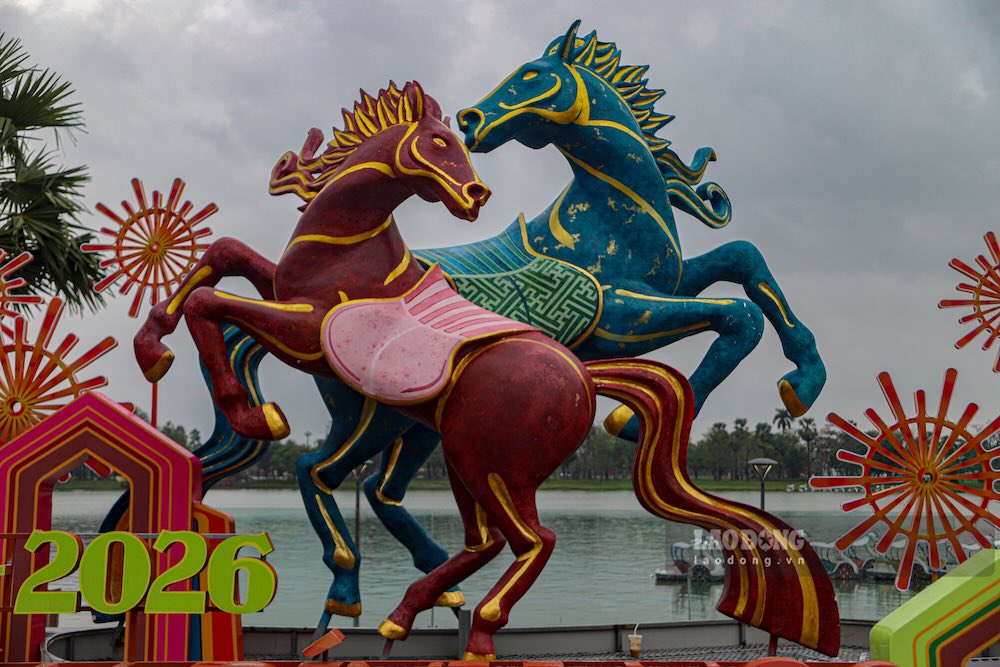 Cả hai được tạo hình trong tư thế chuyển động, đầu ngẩng cao, thân hình khỏe khoắn, hoa văn trang trí đậm chất mỹ thuật dân gian.