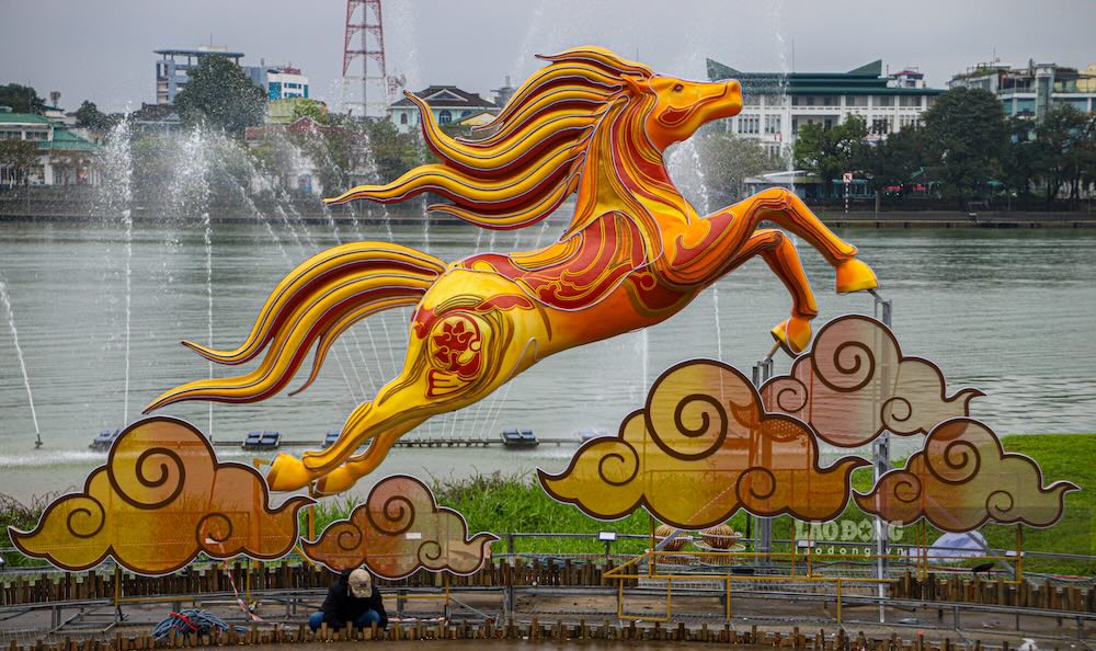 Nổi bật tại Công viên Thương Bạc, phía bờ Bắc TP Huế, là linh vật ngựa màu vàng được đặt sát mép sông Hương. Hình tượng ngựa vươn cao, bốn vó rời khỏi mặt đất, tạo cảm giác đang phi giữa mây trời. 