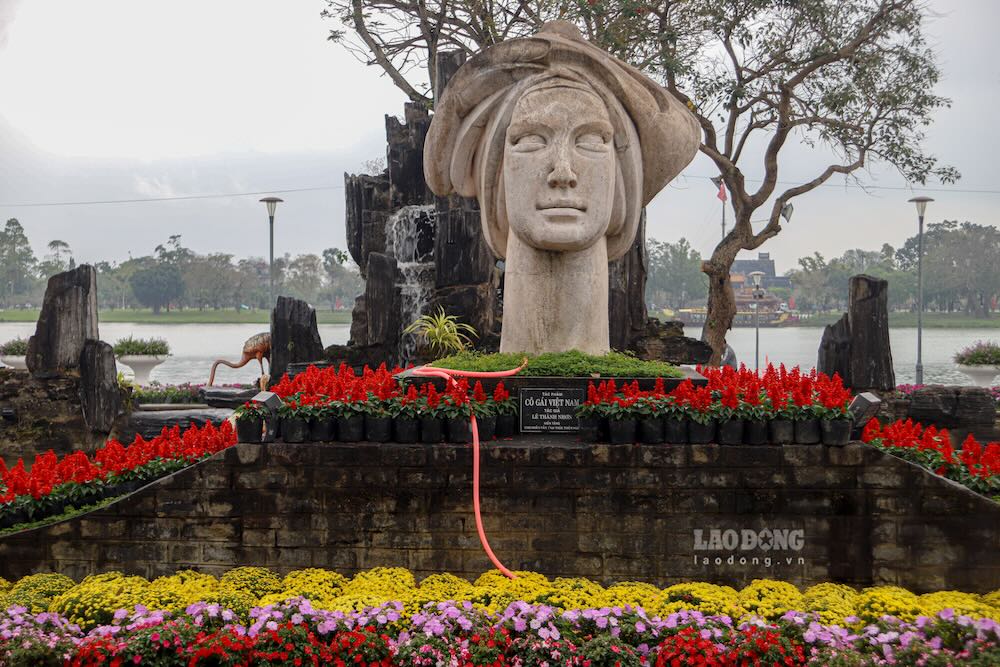 Trong khi đó, linh vật ngựa chính thức của TP Huế vẫn đang được lắp ráp phía trước Trường Quốc học Huế, hứa hẹn sẽ đem lại không gian sinh động, phục vụ nhu cầu tham quan của người dân và du khách dịp Tết. (Trên hình là vườn hoa được trang trí dọc đường Lê Lợi).