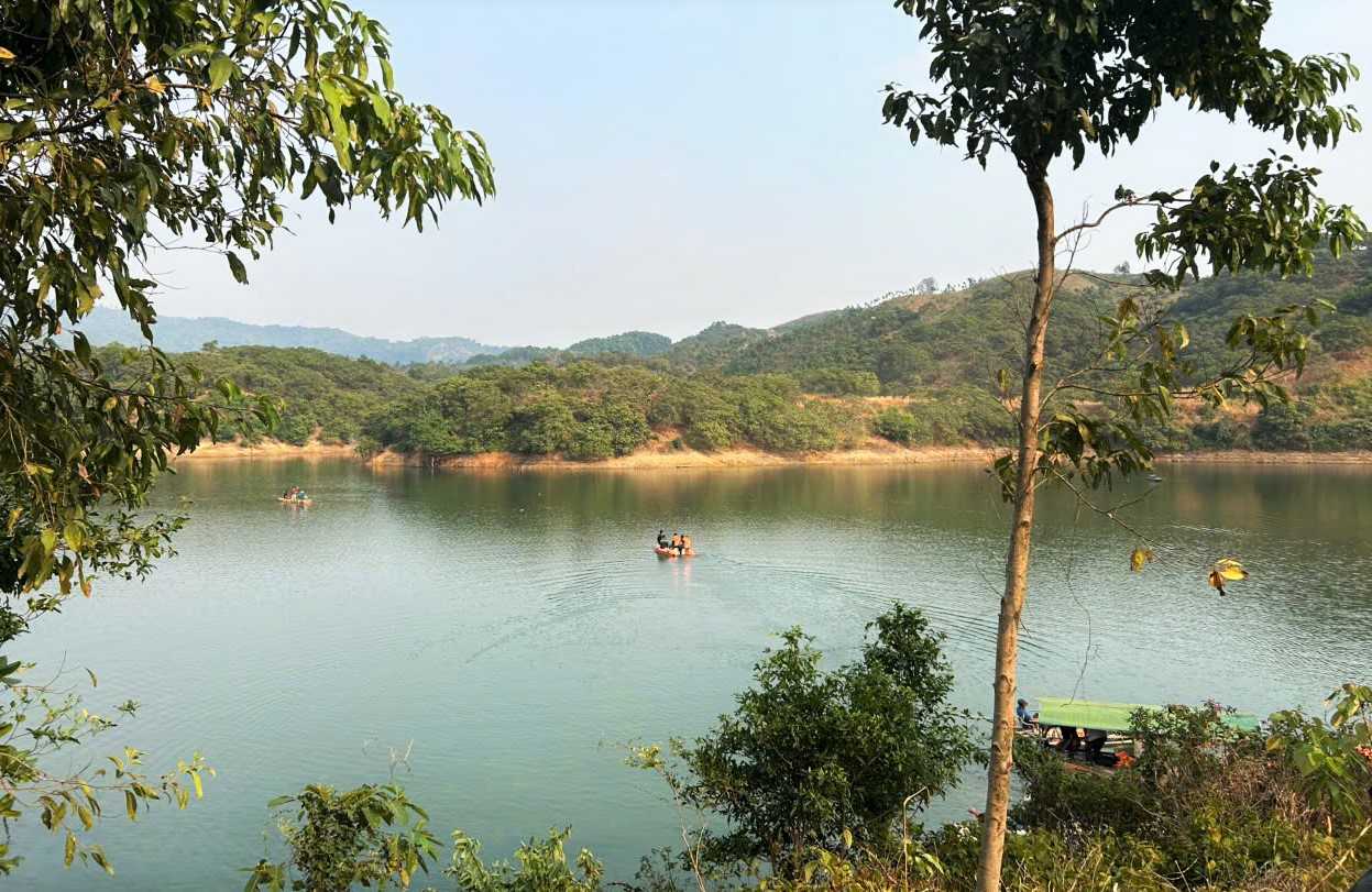 Functional forces are making efforts to search for victims of boat capsizing and drowning on Da Si irrigation lake. Photo: Phuc Khanh