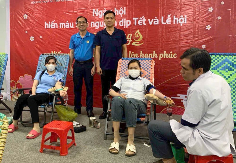 Union members and workers of the Trade Union of An Giang Samho Co., Ltd. participate in voluntary blood donation. Photo: Cam Tu