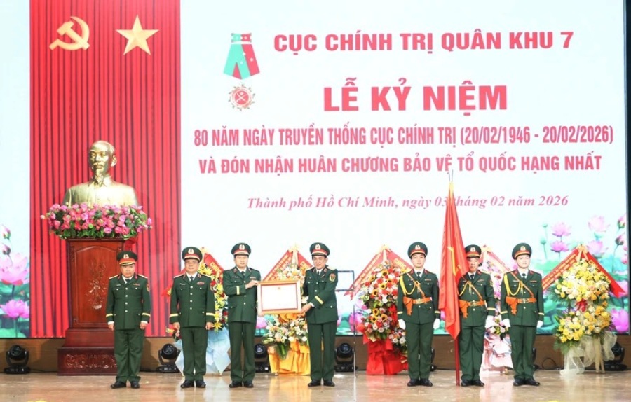 Authorized by the President, Senior Lieutenant General Vo Minh Luong - Member of the Standing Committee of the Central Military Commission, Deputy Minister of National Defense awarded the First-class Fatherland Protection Medal to the Political Department of Military Region 7. Photo: Military Region 7