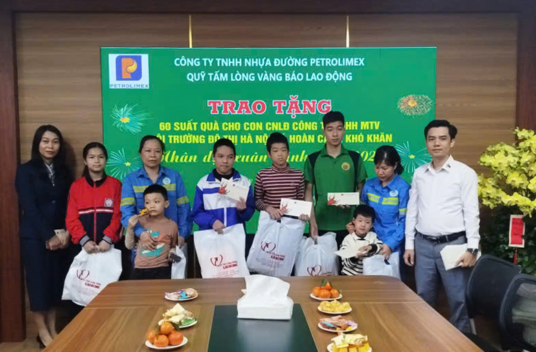 Representatives of Petrolimex Sugar Co., Ltd. present gifts to children of workers in difficult circumstances. Photo: Do Ly